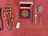 un assortiment de bijoux comprenant une montre, des bracelets, des colliers et d'autres articles