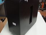 une boîte noire posée sur une table blanche