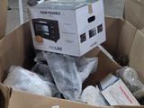 une boîte en carton sur laquelle est posée une autre boîte