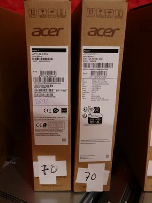 Deux boîtes de produits Acer sont posées sur une étagère dans un magasin.