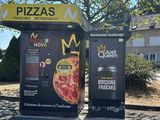deux distributeurs automatiques au bord de la route