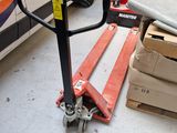 un cariste assis par terre à côté d'une camionnette