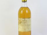 l'image d'une bouteille de whisky posée sur une surface blanche