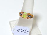 une bague ornée d'une pierre verte et jaune