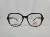 une paire de lunettes posée sur une table blanche