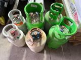 de nombreuses bouteilles de gaz posées les unes à côté des autres sur le sol