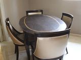 une salle à manger avec une table et des chaises et un lustre