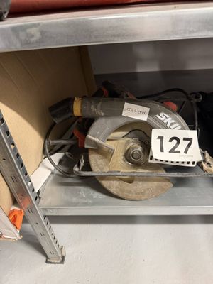 une photo d'une scie circulaire posée sur une étagère dans un magasin