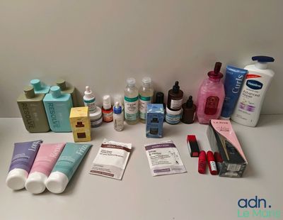 de nombreux types de produits de soins de la peau disposés sur une table