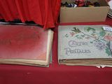 deux vieux livres posés sur une table recouverte d'une nappe rouge