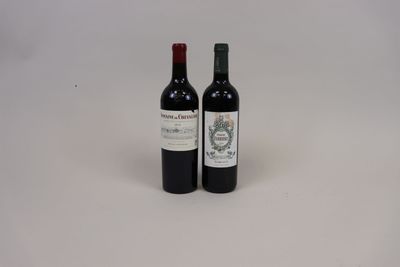 deux bouteilles de vin posées l'une à côté de l'autre sur une table