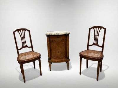 Deux chaises de style Louis XVI et une table de chevet à mar…