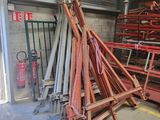 de nombreuses pièces de bois empilées dans un entrepôt