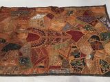 un morceau de tissu en patchwork sur un fond blanc