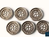 six boutons métalliques argentés percés d'un trou au milieu