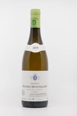 gros plan d'une bouteille de vin sur fond blanc