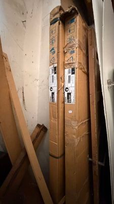 boîtes empilées dans une pièce