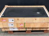 une caisse en bois avec un couvercle noir, posée sur une palette