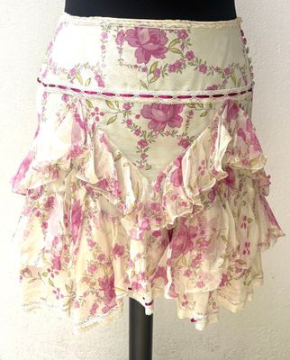 un mannequin portant une jupe ornée de fleurs roses
