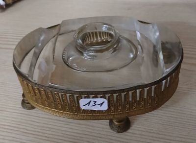 une plaque de verre sur laquelle est inscrit un numéro, posée sur une table