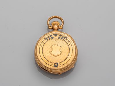 une image représentant une montre de poche en or posée sur une surface grise