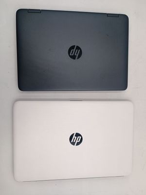 deux ordinateurs portables posés côte à côte sur une surface blanche