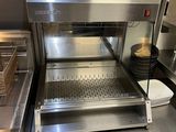 une cuisine professionnelle équipée d'une cuisinière, d'un four, d'un évier et d'autres appareils électroménagers