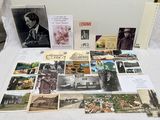 une table sur laquelle sont posées plusieurs vieilles cartes postales