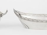 une image représentant un bol et une coupe en argent sur fond blanc