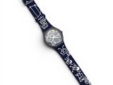 La montre est bleue et blanche, avec des motifs noirs et blancs.
