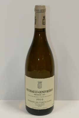 une bouteille de vin posée sur une table