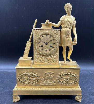 une statue représentant un homme tenant une horloge posée sur une table