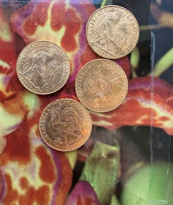 trois pièces empilées les unes sur les autres sur une table