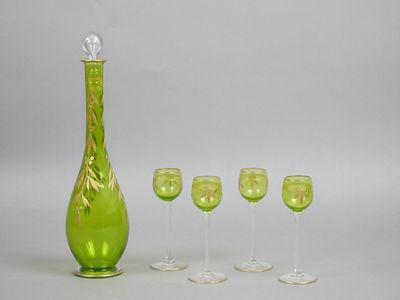 cinq verres à vin et une carafe en forme de bouteille