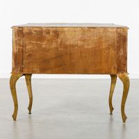 Commode à deux tiroirs, en bois doré et patiné. (photo 6)