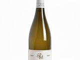 la bouteille de vin blanc est posée sur une surface blanche