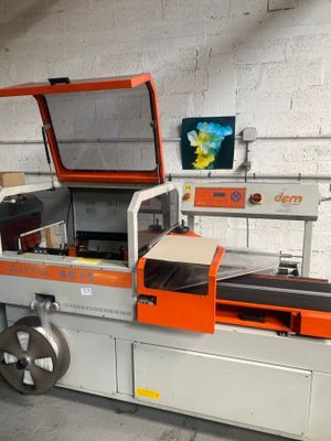 une machine qui se trouve à l'intérieur d'un bâtiment