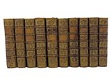 une pile de vieux livres posés les uns sur les autres