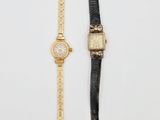 deux montres et une montre posées sur une surface blanche