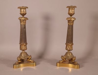 paire de bougeoirs anciens en laiton à colonnes cannelées