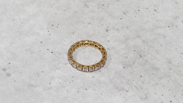 Alliance américaine à décor de 19 petits diamants en or 750‰. En ...