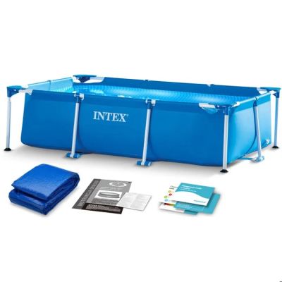 une piscine rectangulaire bleue avec une bâche bleue et des accessoires de natation