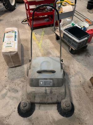 a machine that is sitting on the floor in the garage