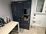 une photo d'un bureau à domicile avec un bureau et des classeurs