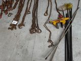 un grand nombre d'outils posés sur le sol