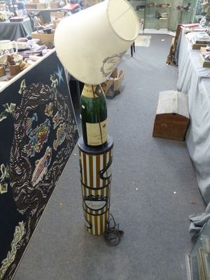 une lampe posée sur une bouteille de vin
