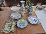 de nombreuses assiettes et bols posés sur une table, accompagnés d'une étiquette indiquant le prix