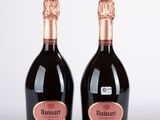 deux bouteilles de vin posées l'une à côté de l'autre sur une table