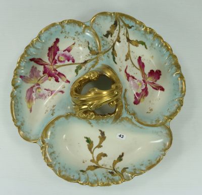 une assiette sur laquelle est posé un anneau en or orné de fleurs