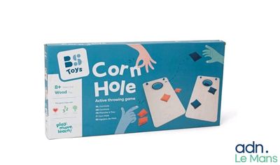 jeu de « corn hole » dans une boîte, sur fond blanc